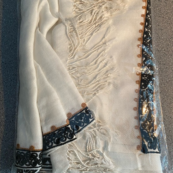 Afghan wool shawl cream-white fabric, hand stitched gold and black embroidery. - Picture 2 of 8